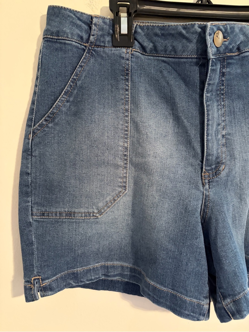 NWOT d. jeans Blue Women's Denim Shorts Mid Rise Stretchy w/ Pockets Sz 14 - Picture 3 of 11